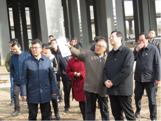 省委常委、西寧市委書記王曉在青海省物產(chǎn)集團(tuán)總公司黨委書記、總經(jīng)理王玉輝陪同下，深入青海物產(chǎn)朝陽物流園區(qū)。